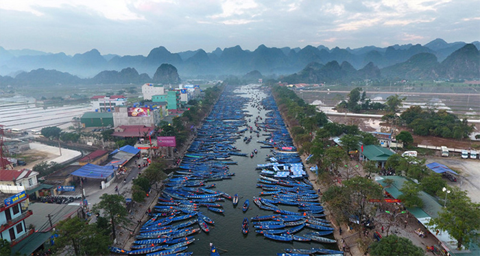 Hình ảnh thuyền bè đông đúc trên suối Yến mỗi dịp lễ hội ở chùa Hương